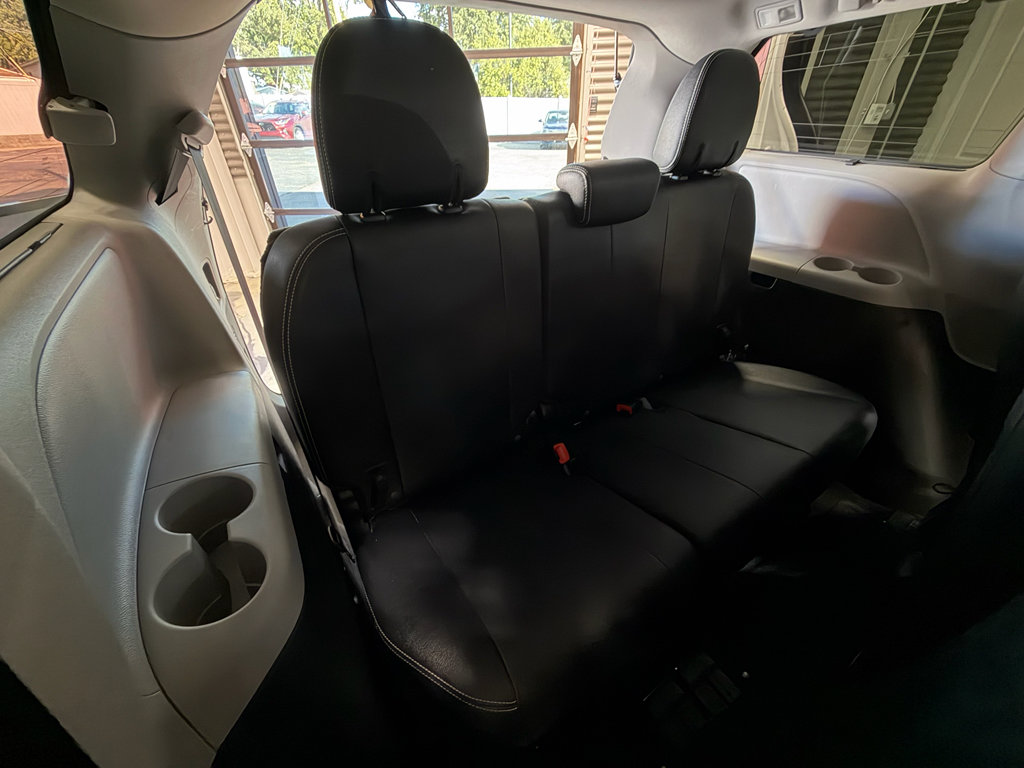 Used 2017 Toyota Sienna SE FWD image 6