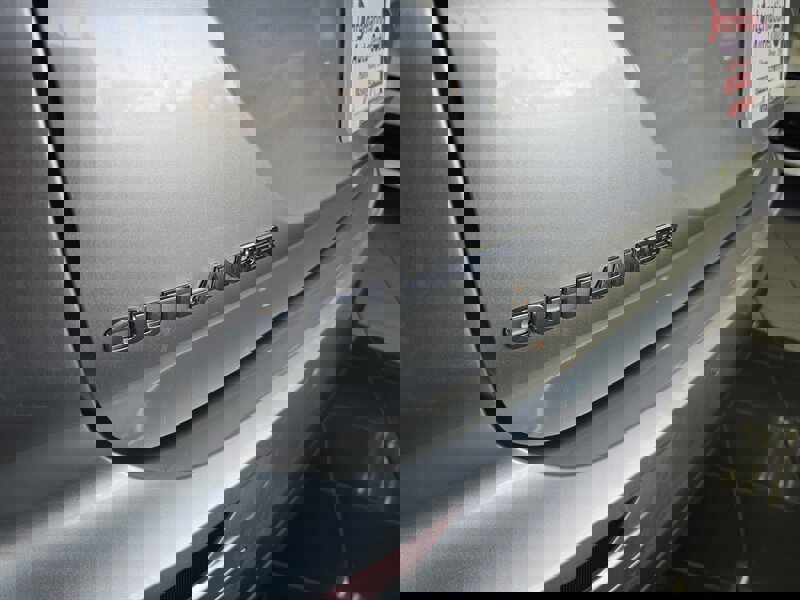 Used 2024 Mitsubishi Outlander ES image 25