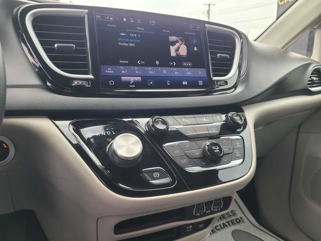 Used 2022 Chrysler Pacifica Touring-L FWD image 31