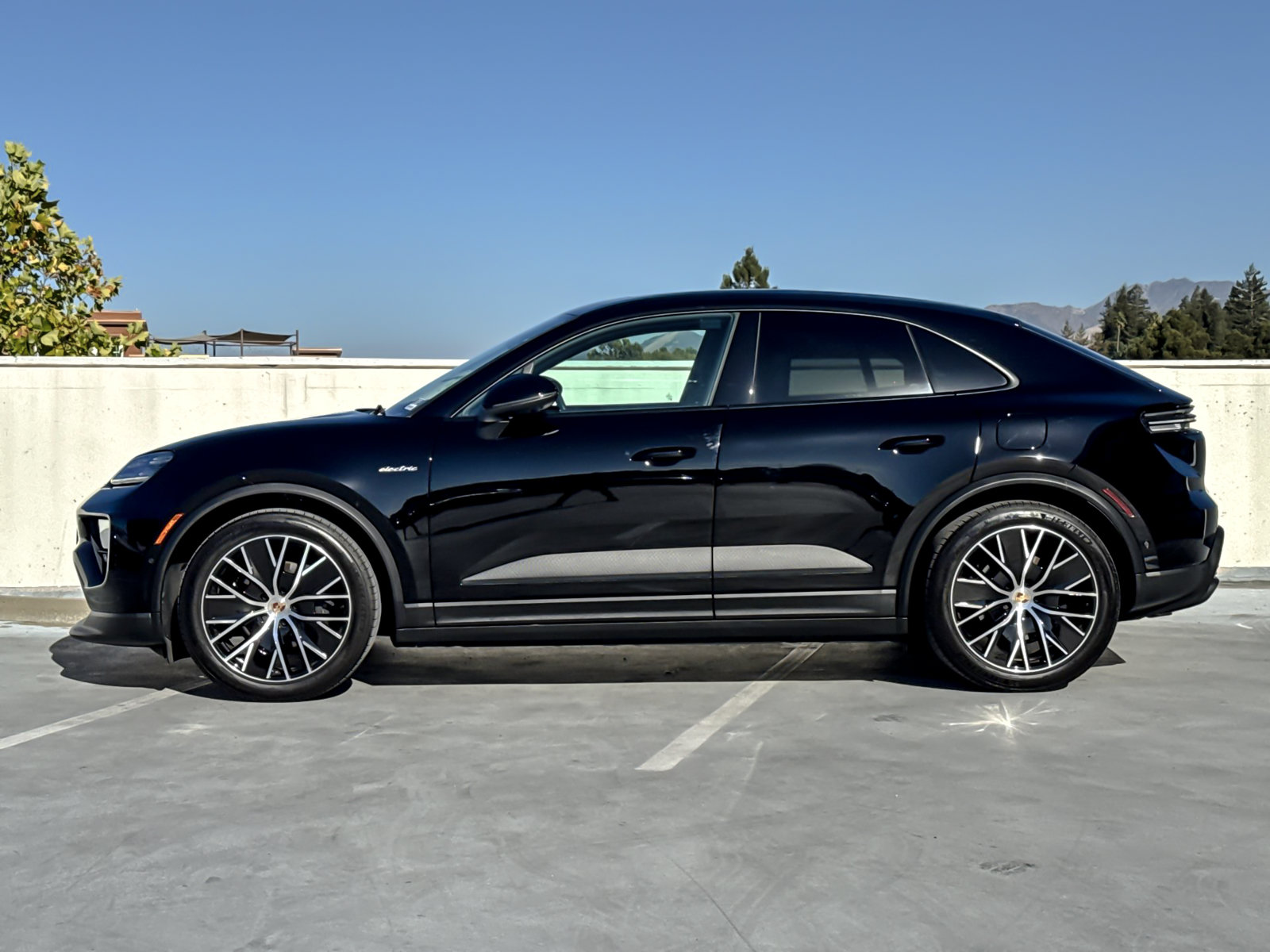 Used 2025 Porsche Macan Electric RWD image 3