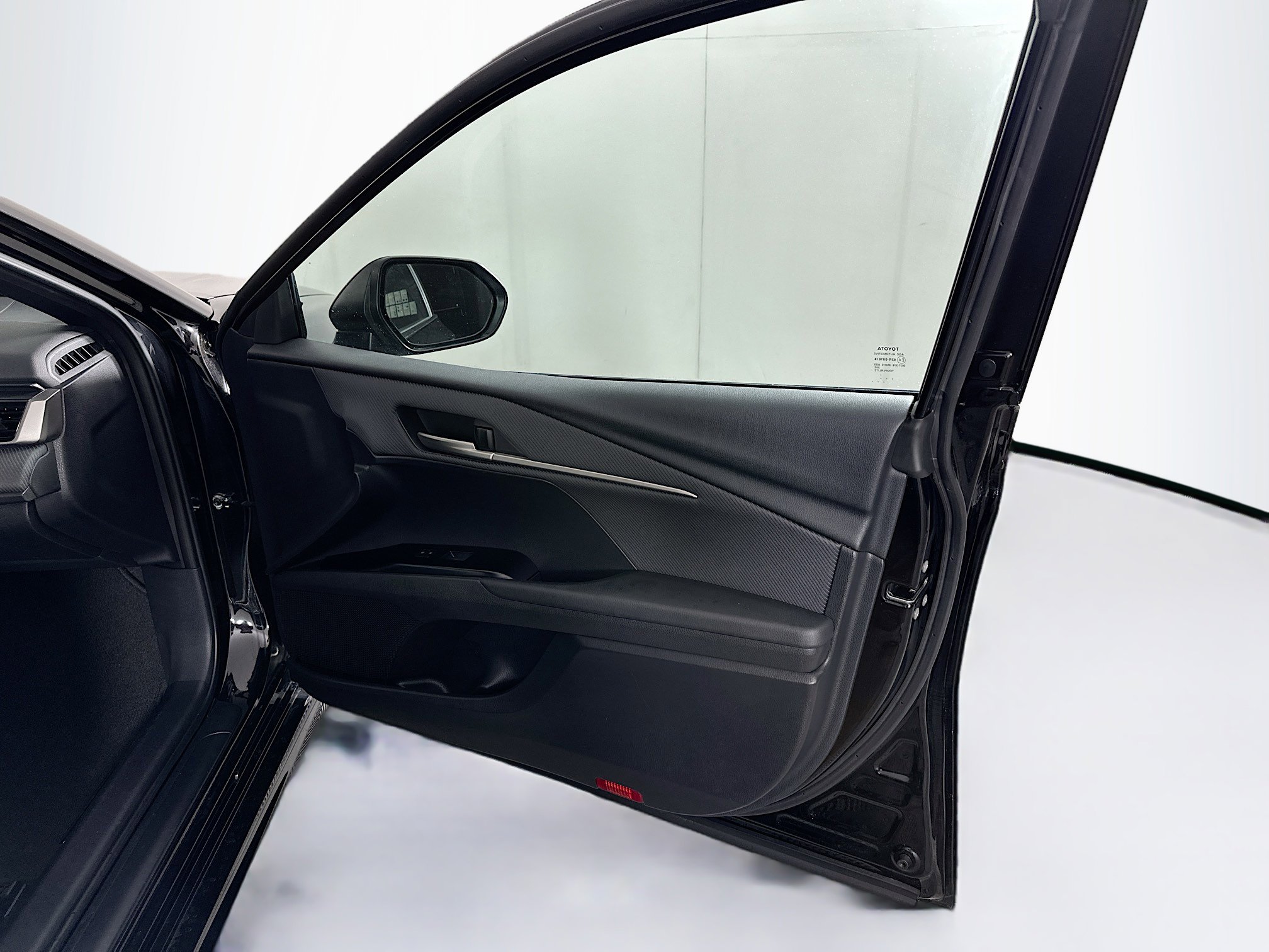 Used 2025 Toyota Camry SE image 30