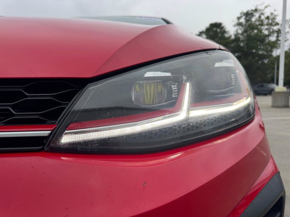 Used 2020 Volkswagen GTI SE FWD image 27