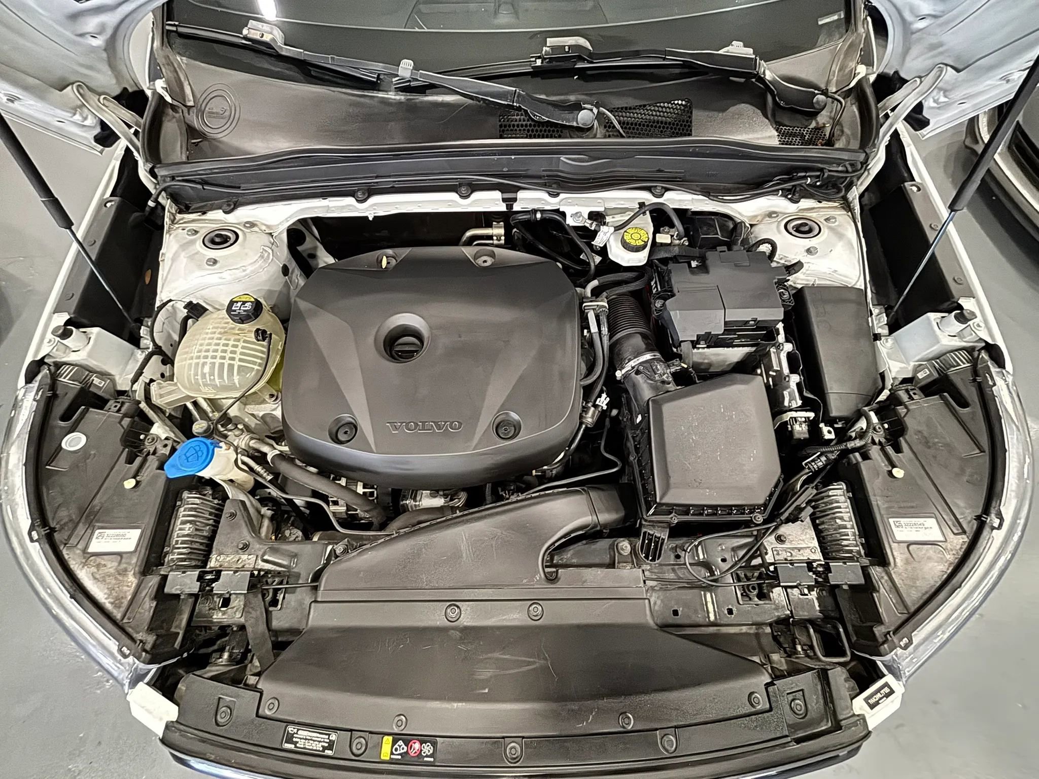 Used 2020 Volvo XC40 T4 R-Design FWD image 45