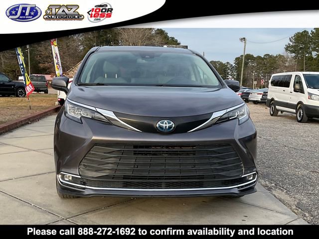 Used 2022 Toyota Sienna XLE image 2