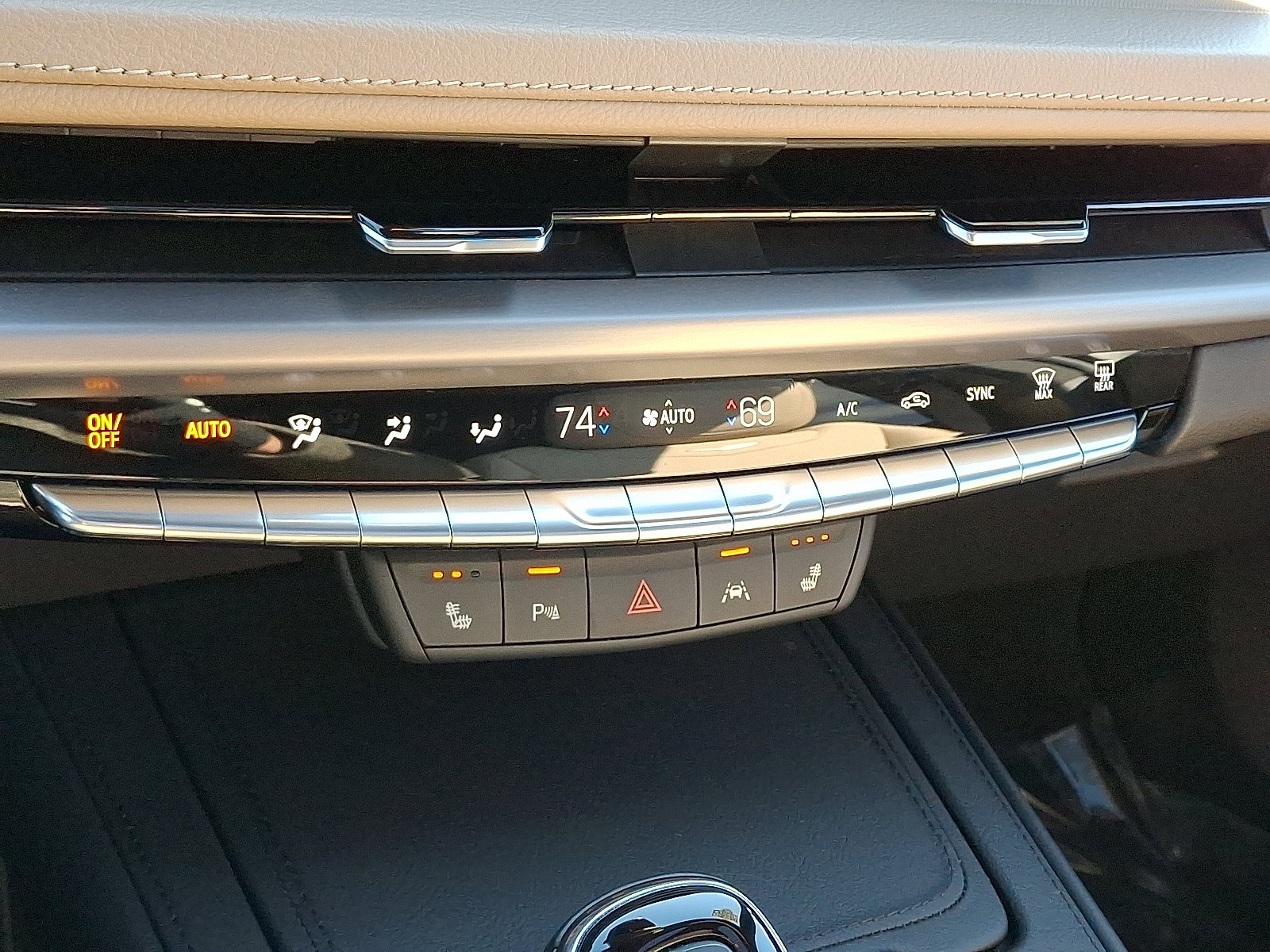 Used 2024 Cadillac XT4 Luxury w/ Cold Weather Package image 17