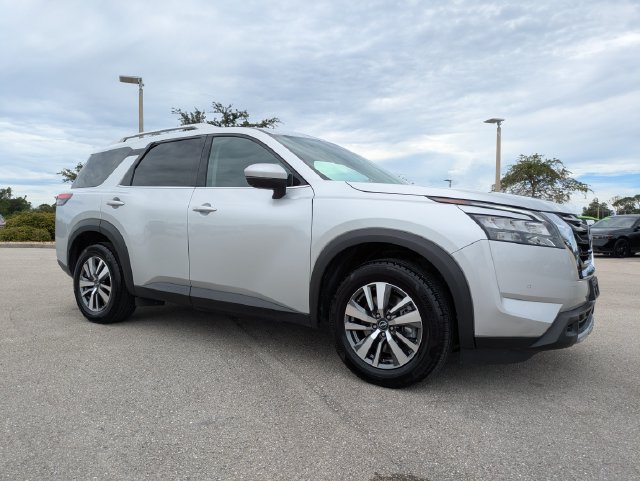 Used 2025 Nissan Pathfinder SL AWD/4WD image 2