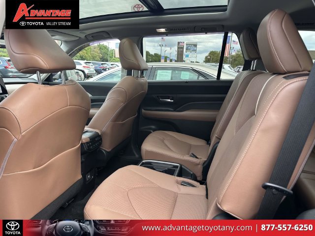 Used 2024 Toyota Grand Highlander AWD image 14
