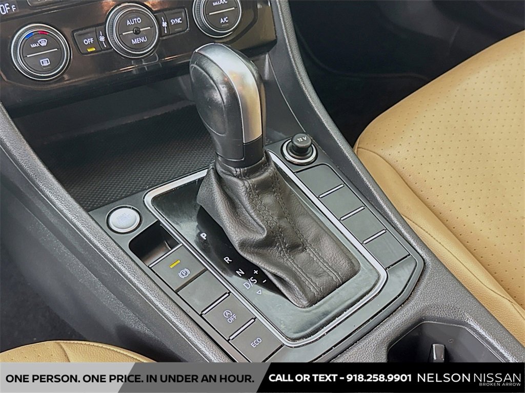 Used 2020 Volkswagen Jetta SE w/ SE Cold Weather Package image 16