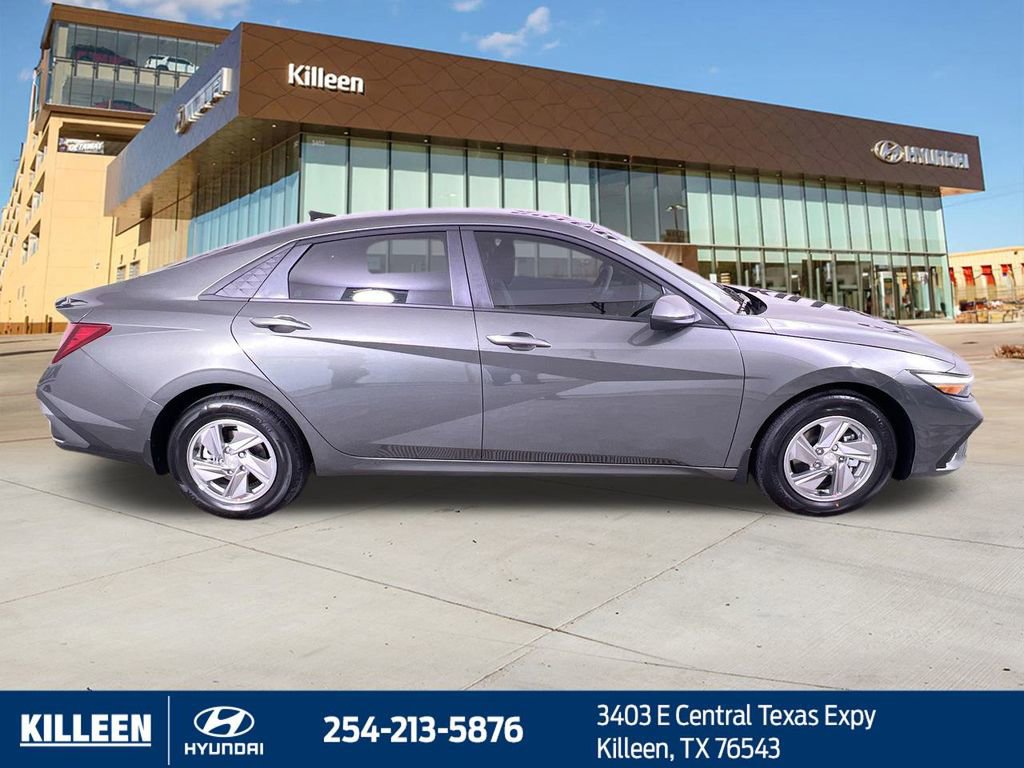 Used 2025 Hyundai Elantra SE image 10