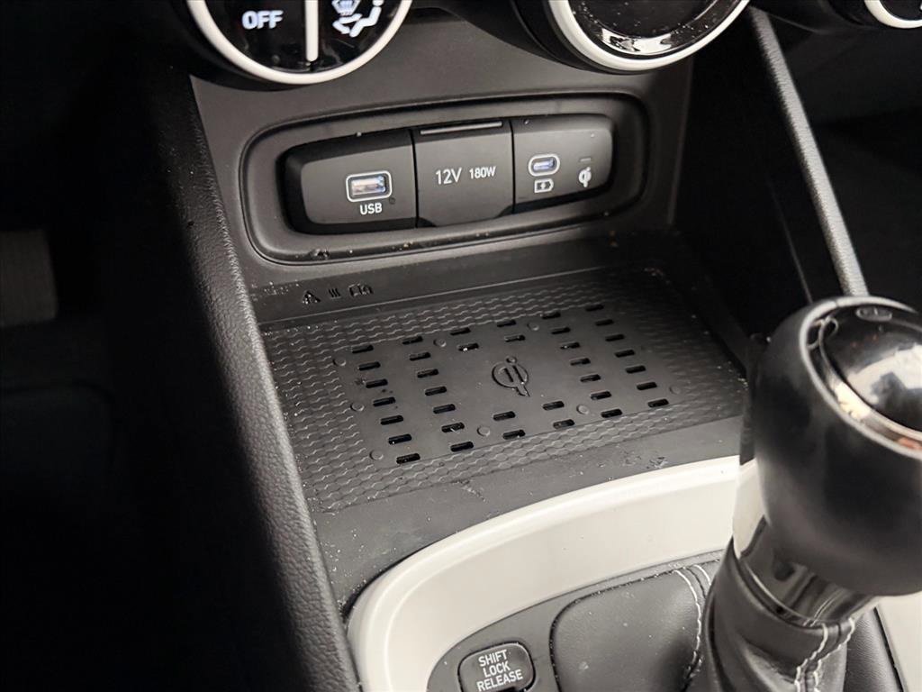 Used 2025 Hyundai Venue Limited image 23