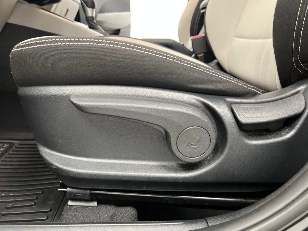 Used 2025 Hyundai Venue SEL FWD image 13