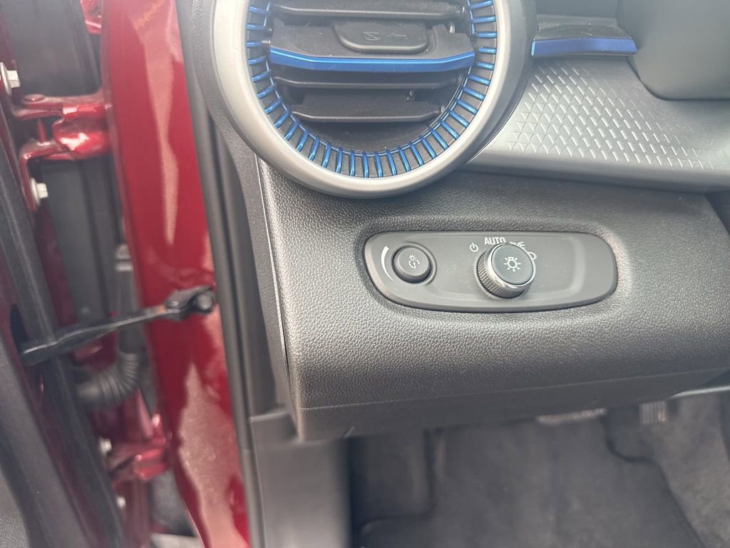 Used 2025 Chevrolet Trax LS image 27