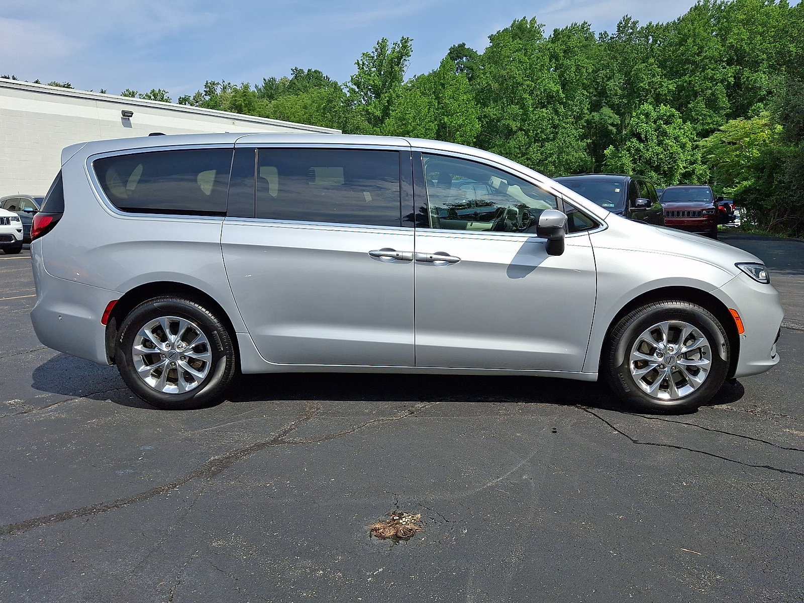 Used 2023 Chrysler Pacifica Touring-L AWD/4WD image 7
