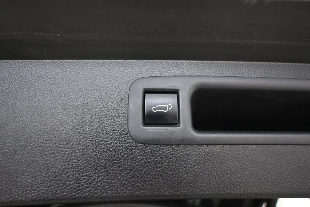 Used 2023 Toyota Highlander XLE AWD/4WD image 35