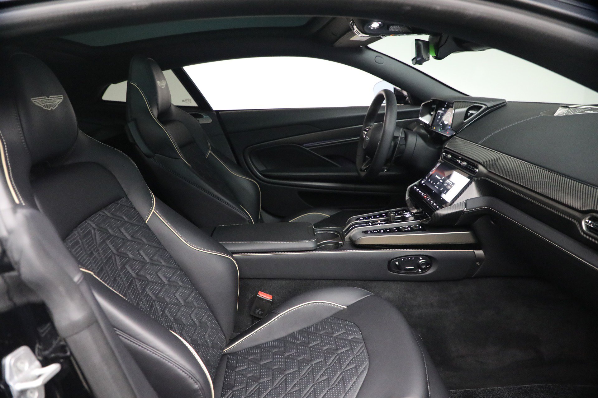 Used 2025 Aston Martin Vanquish RWD image 21