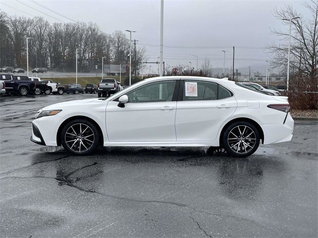 Used 2023 Toyota Camry SE image 2