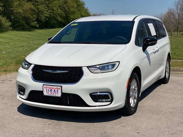 Used 2025 Chrysler Pacifica Select image 3