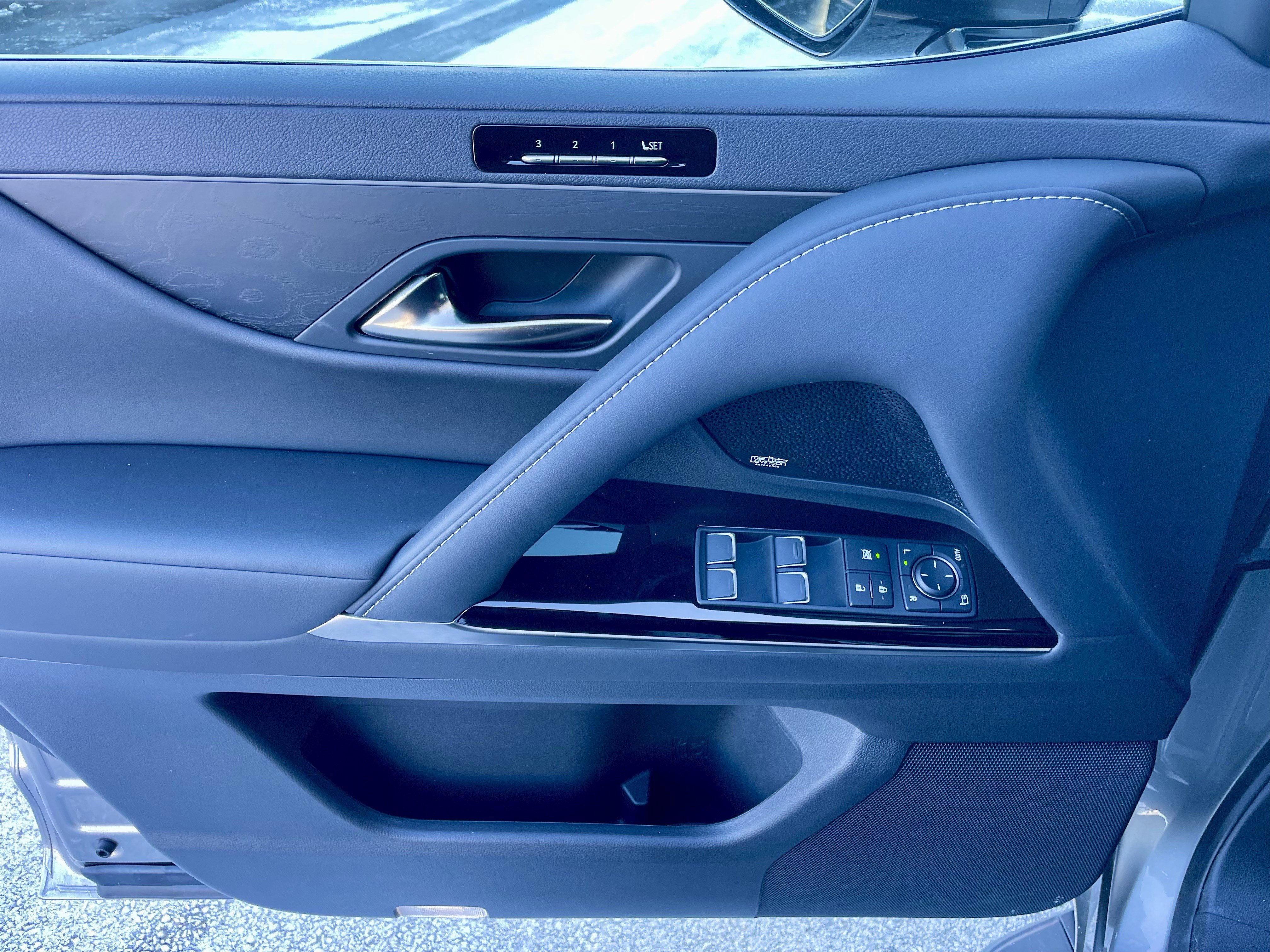 Used 2025 Lexus LX 600 4WD w/ Luxury Package image 12