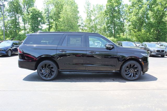 New 2026 Lincoln Navigator L Reserve w/ Jet Appearance Package AWD/4WD image 2