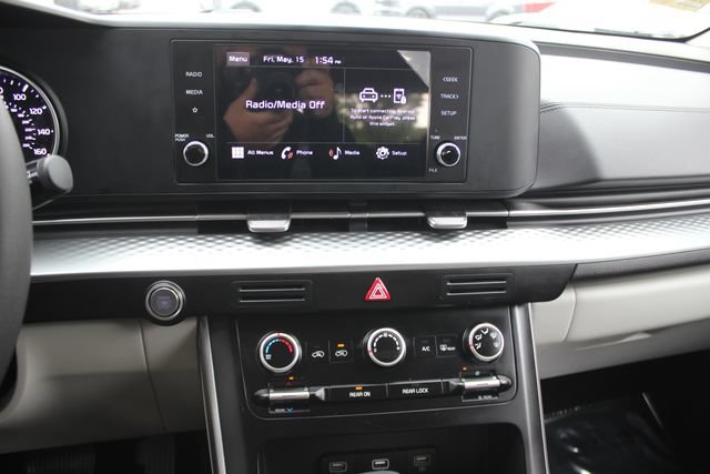 Certified 2024 Kia Carnival LX FWD image 4