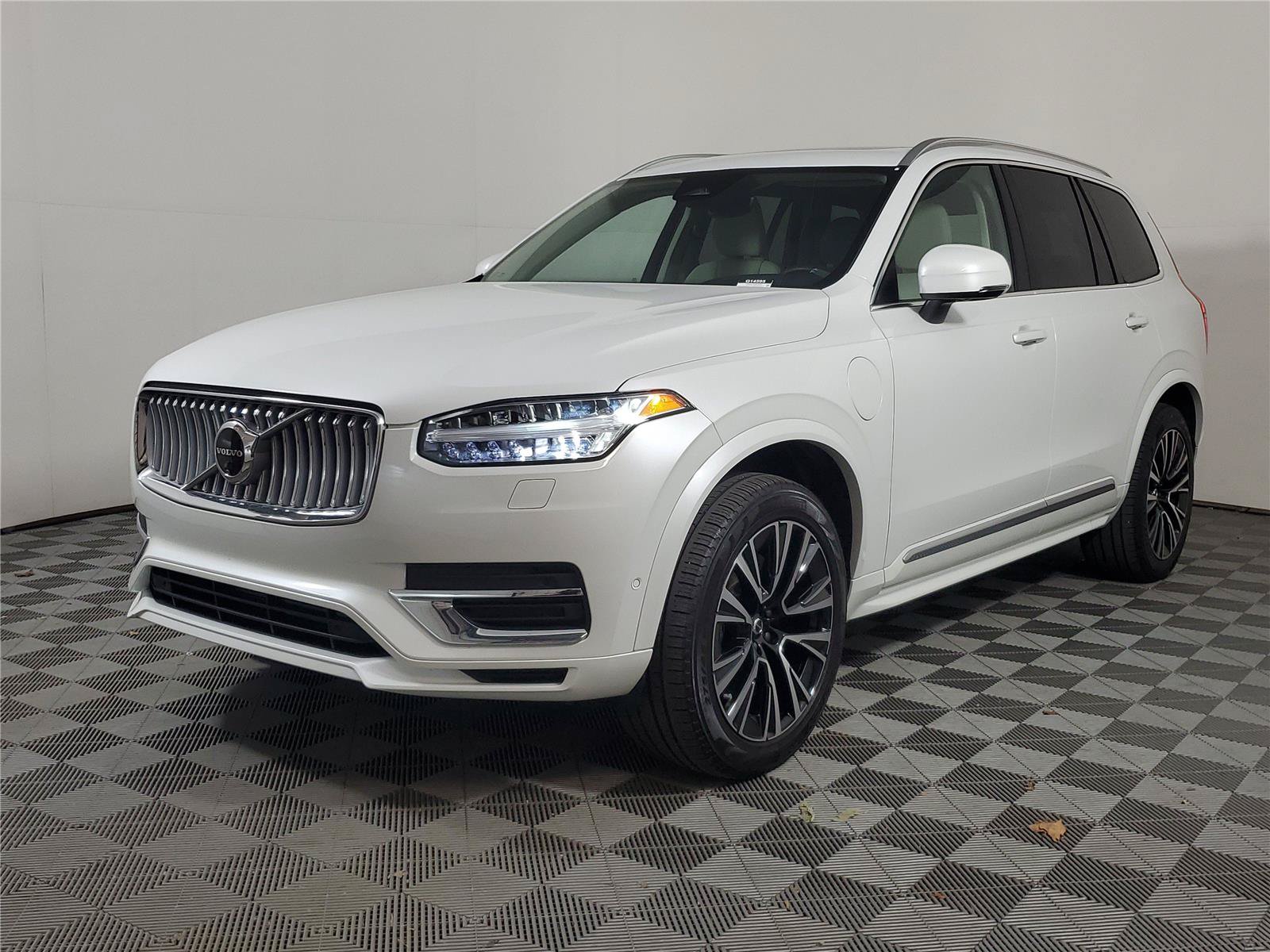 Certified 2025 Volvo XC90 T8 Plus w/ Protection Package Premier AWD/4WD image 3