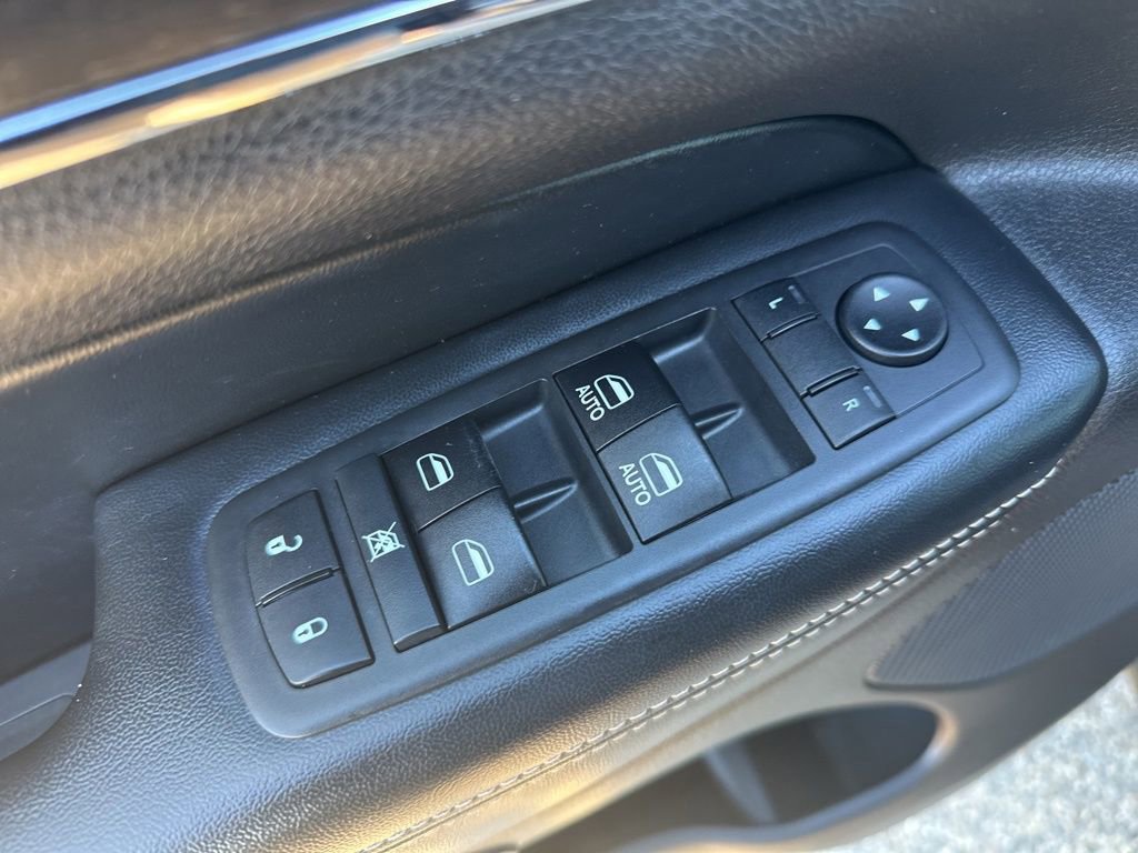 Used 2017 Jeep Grand Cherokee Limited image 16