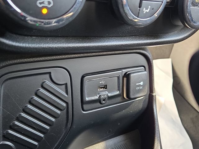 Used 2017 Jeep Renegade Latitude w/ Popular Equipment Group FWD image 16