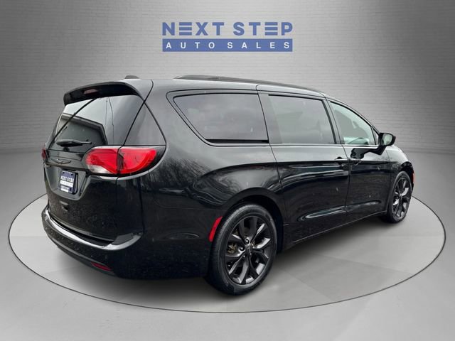 Used 2019 Chrysler Pacifica Touring-L w/ S Appearance Package image 8