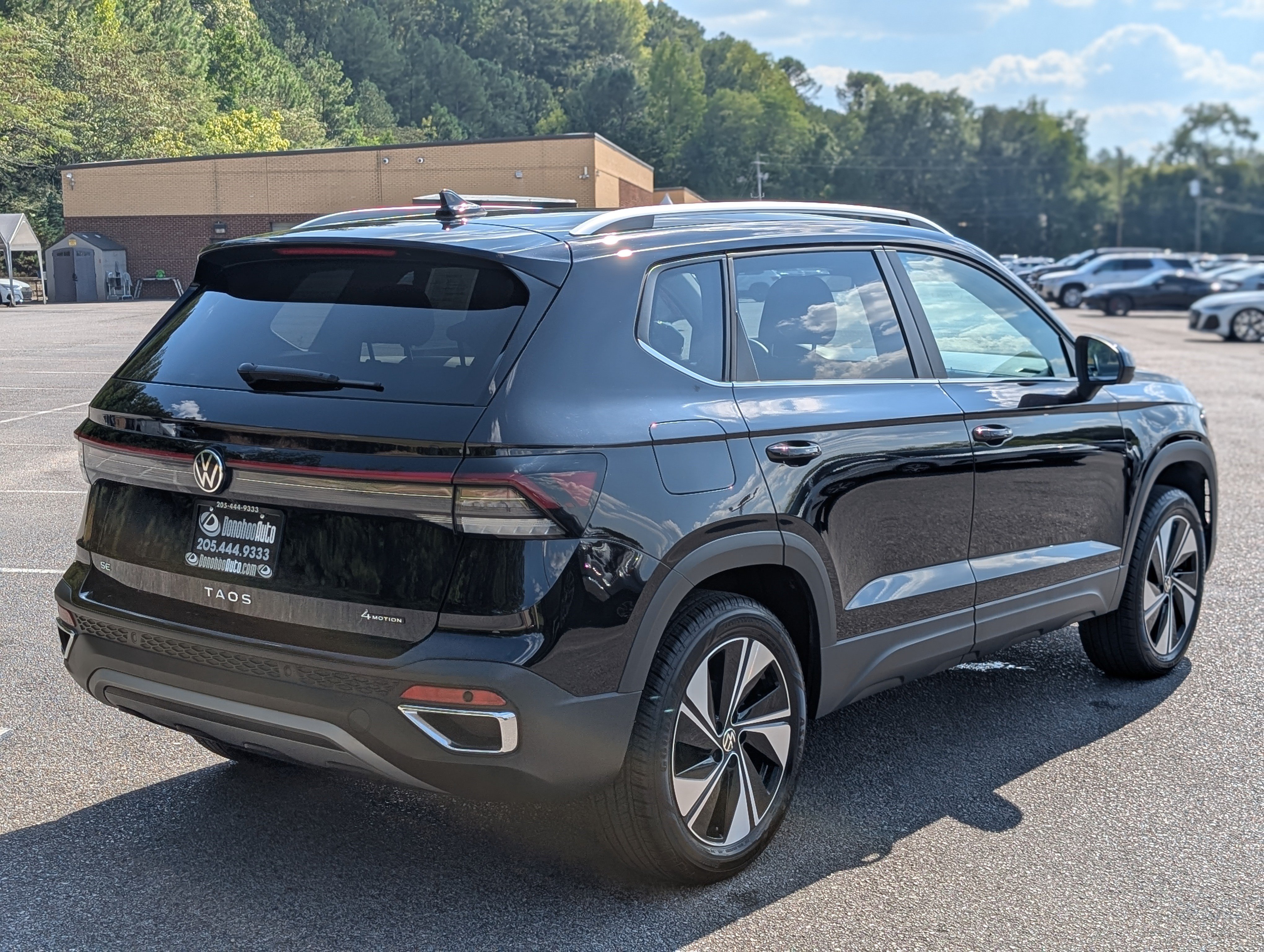 Used 2025 Volkswagen Taos SE AWD/4WD image 9