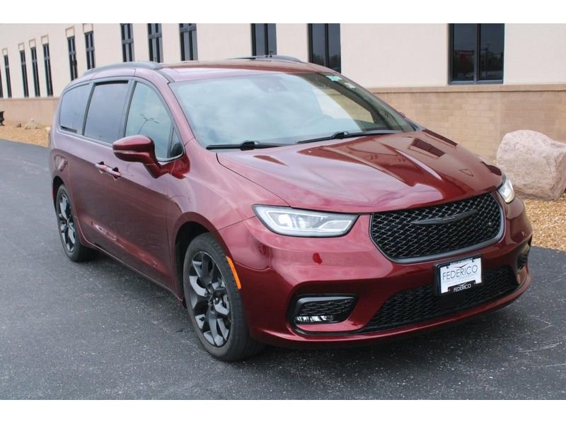 Used 2021 Chrysler Pacifica Touring-L w/ S Appearance Package FWD image 2