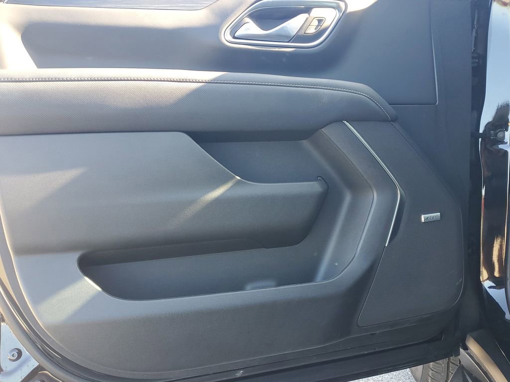 Used 2024 GMC Yukon XL SLT w/ SLT Luxury Package image 20