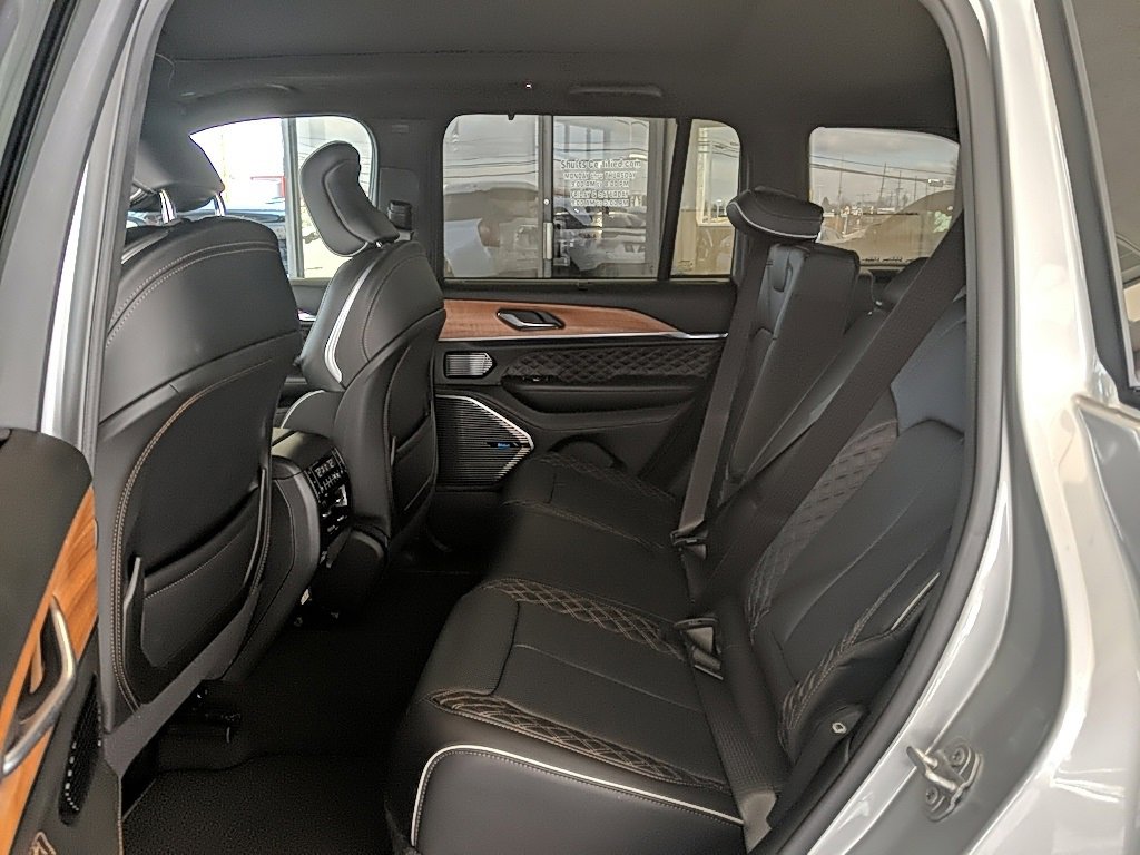 Used 2025 Jeep Grand Cherokee Summit image 17