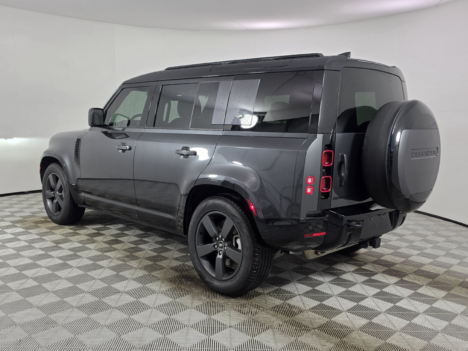 Used 2024 Land Rover Defender 110 X-Dynamic SE AWD/4WD image 39