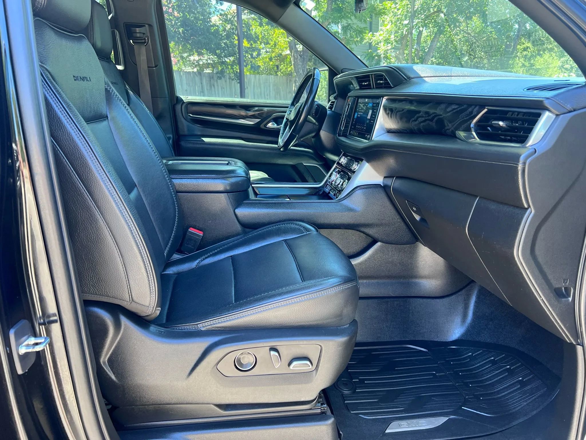 Used 2021 GMC Yukon XL Denali w/ Denali Premium Package image 18