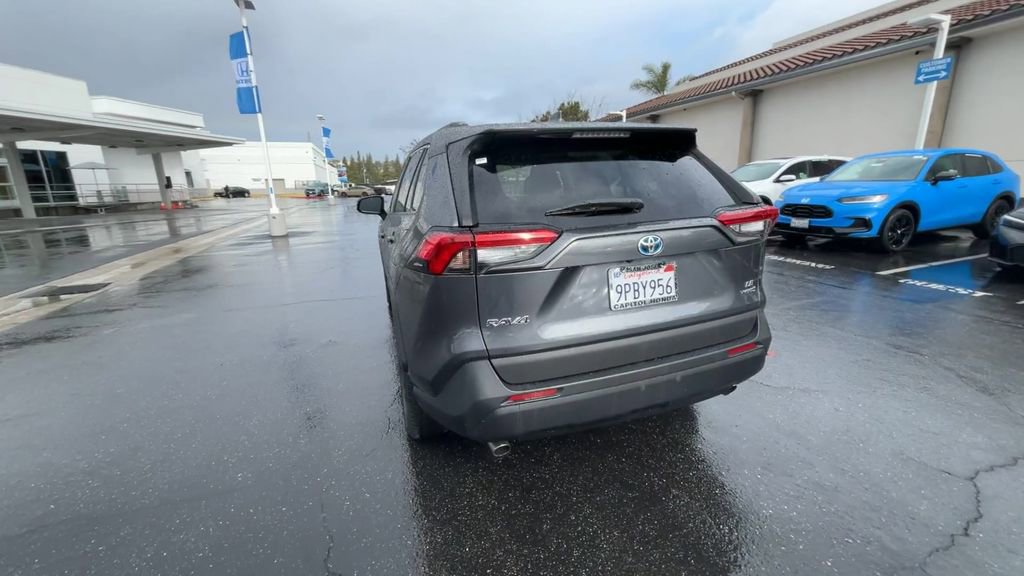Used 2020 Toyota RAV4 LE image 7