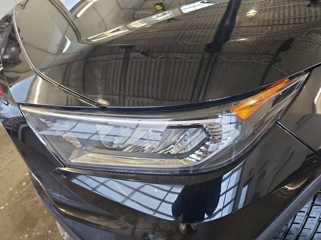 Used 2021 Toyota RAV4 XLE Premium image 31