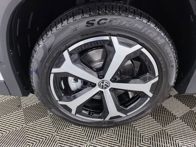 Certified 2025 Volkswagen Tiguan SE image 10