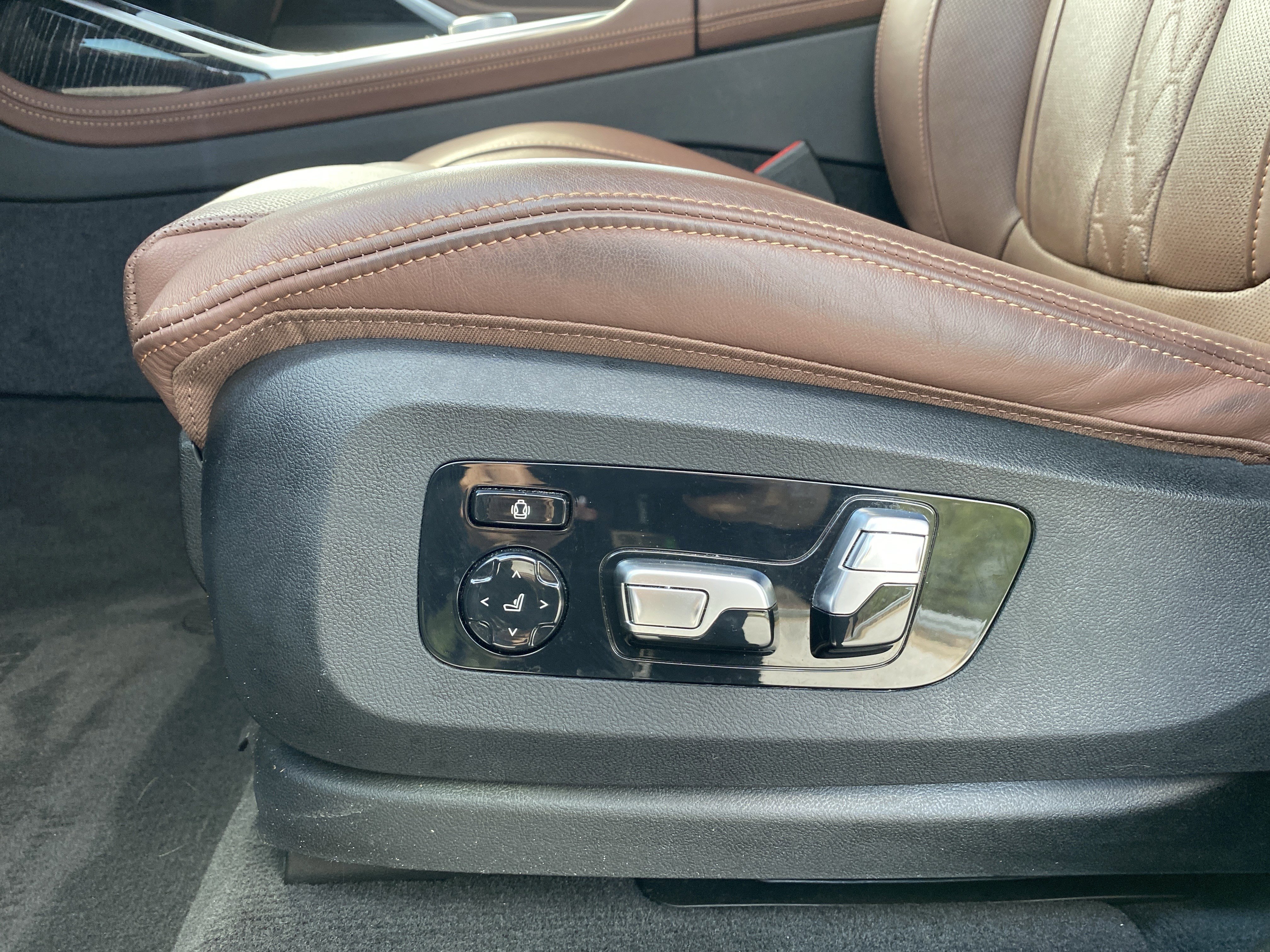 Used 2024 BMW X7 M60i w/ Executive Package image 31