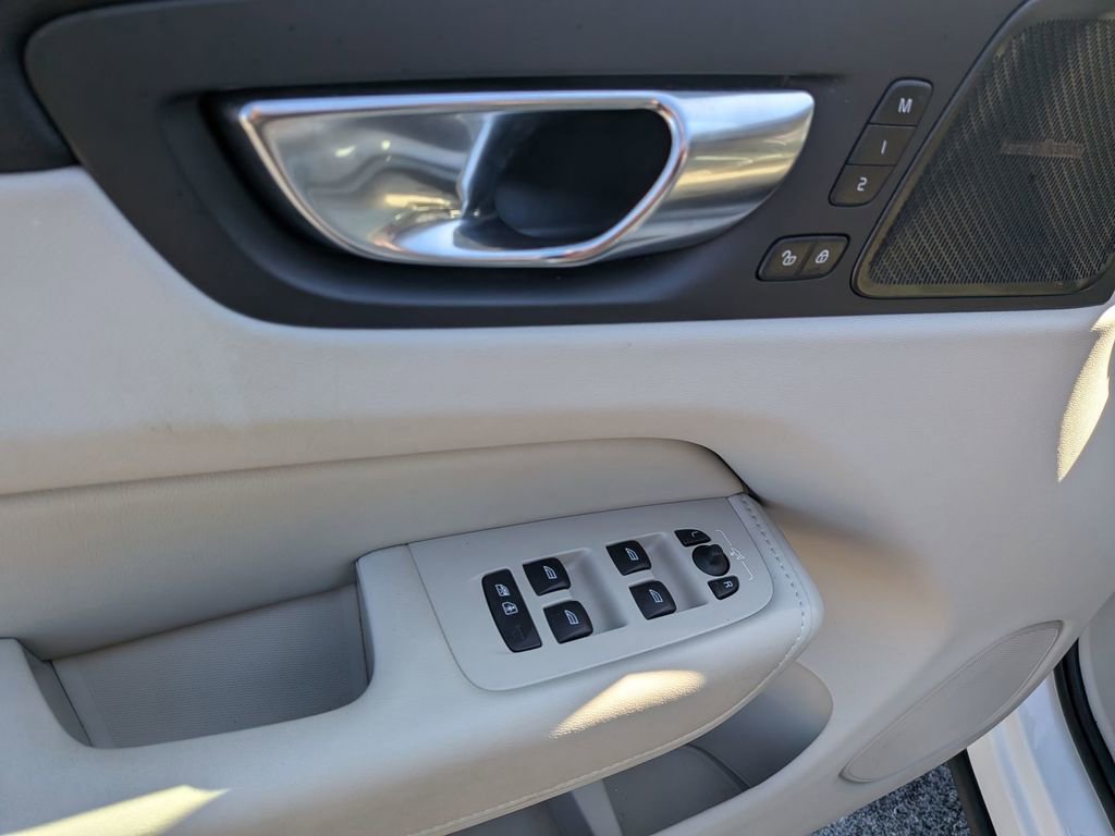 Used 2023 Volvo XC60 B6 Ultimate w/ Climate Package image 12