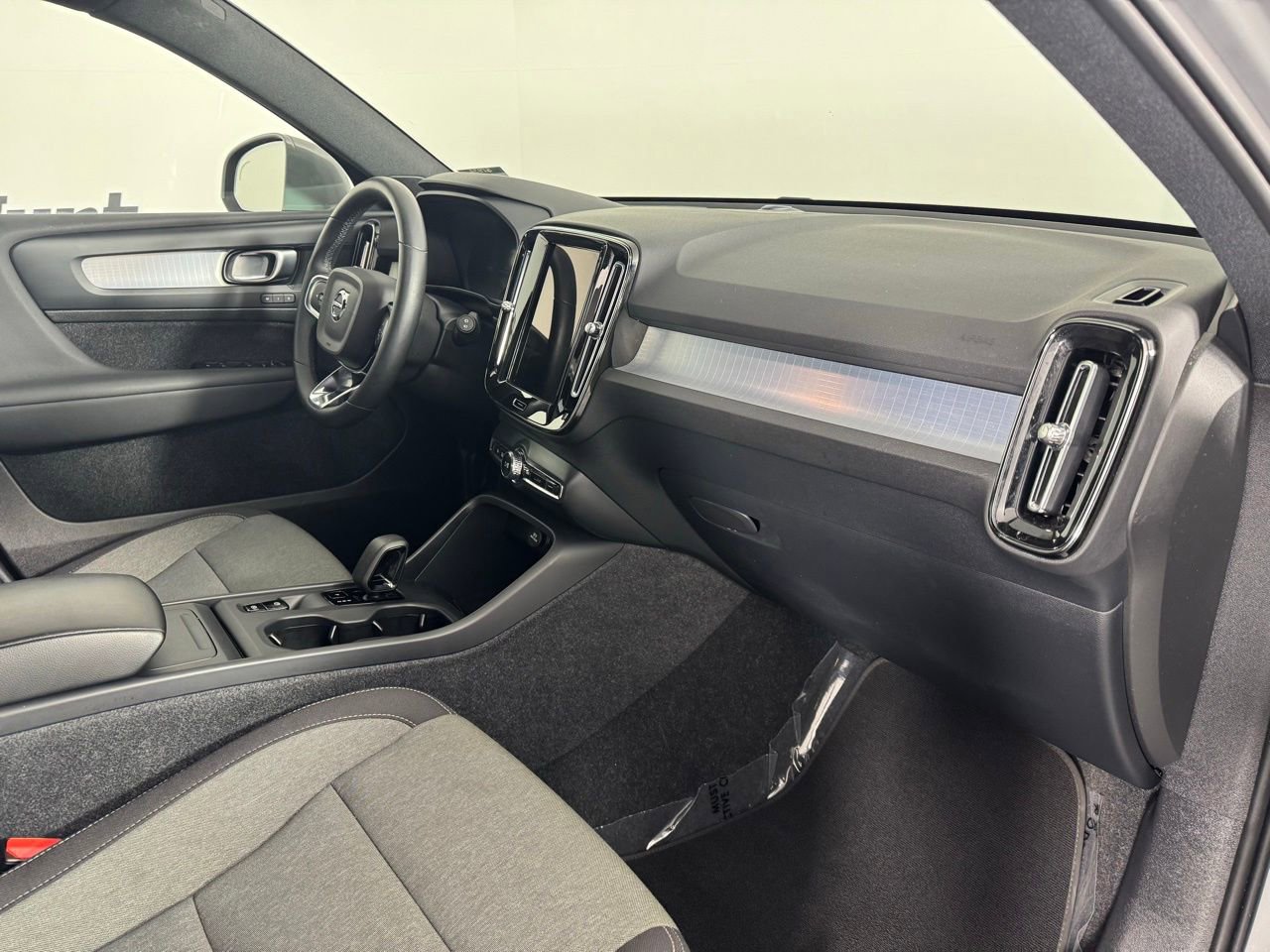 Used 2024 Volvo XC40 B5 Core image 33