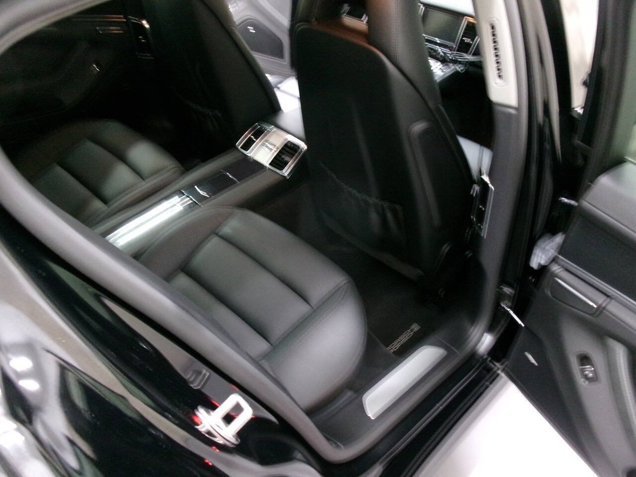 Used 2014 Porsche Panamera 4 AWD/4WD image 31