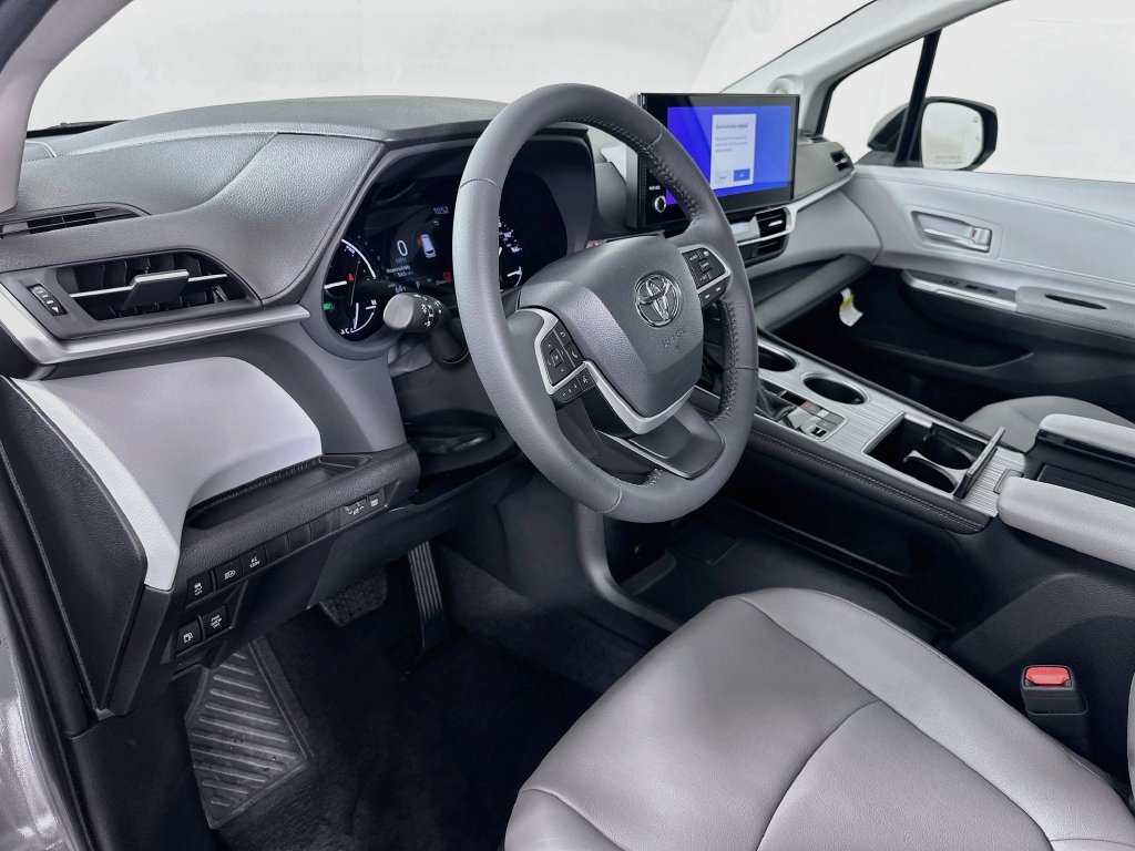 Used 2026 Toyota Sienna XLE FWD image 9