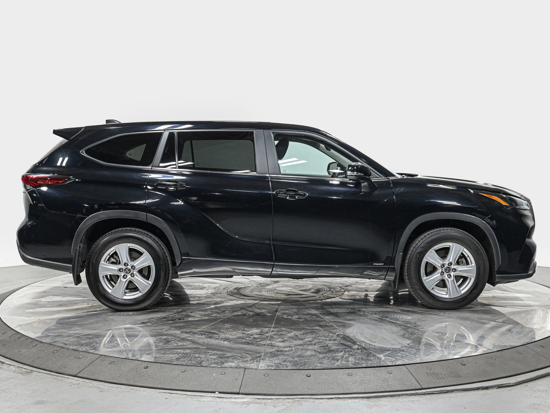 Used 2023 Toyota Highlander LE AWD/4WD image 8