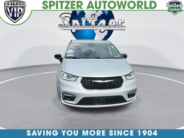 Used 2024 Chrysler Pacifica Touring-L image 3