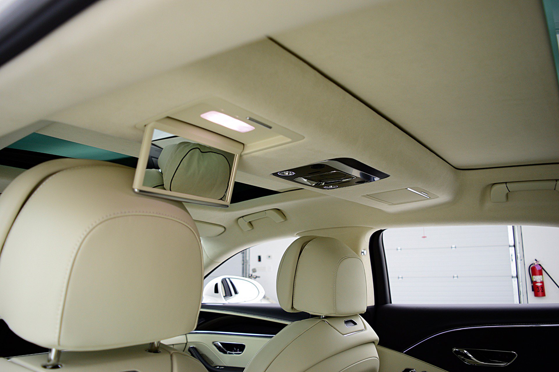 Used 2024 Bentley Flying Spur Azure AWD/4WD image 31