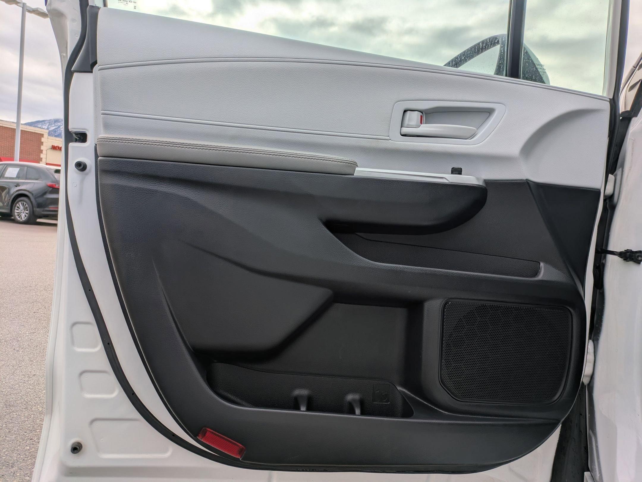 Used 2025 Toyota Sienna LE image 15