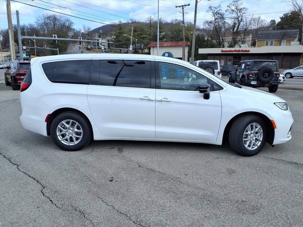 New 2026 Chrysler Pacifica Select image 3