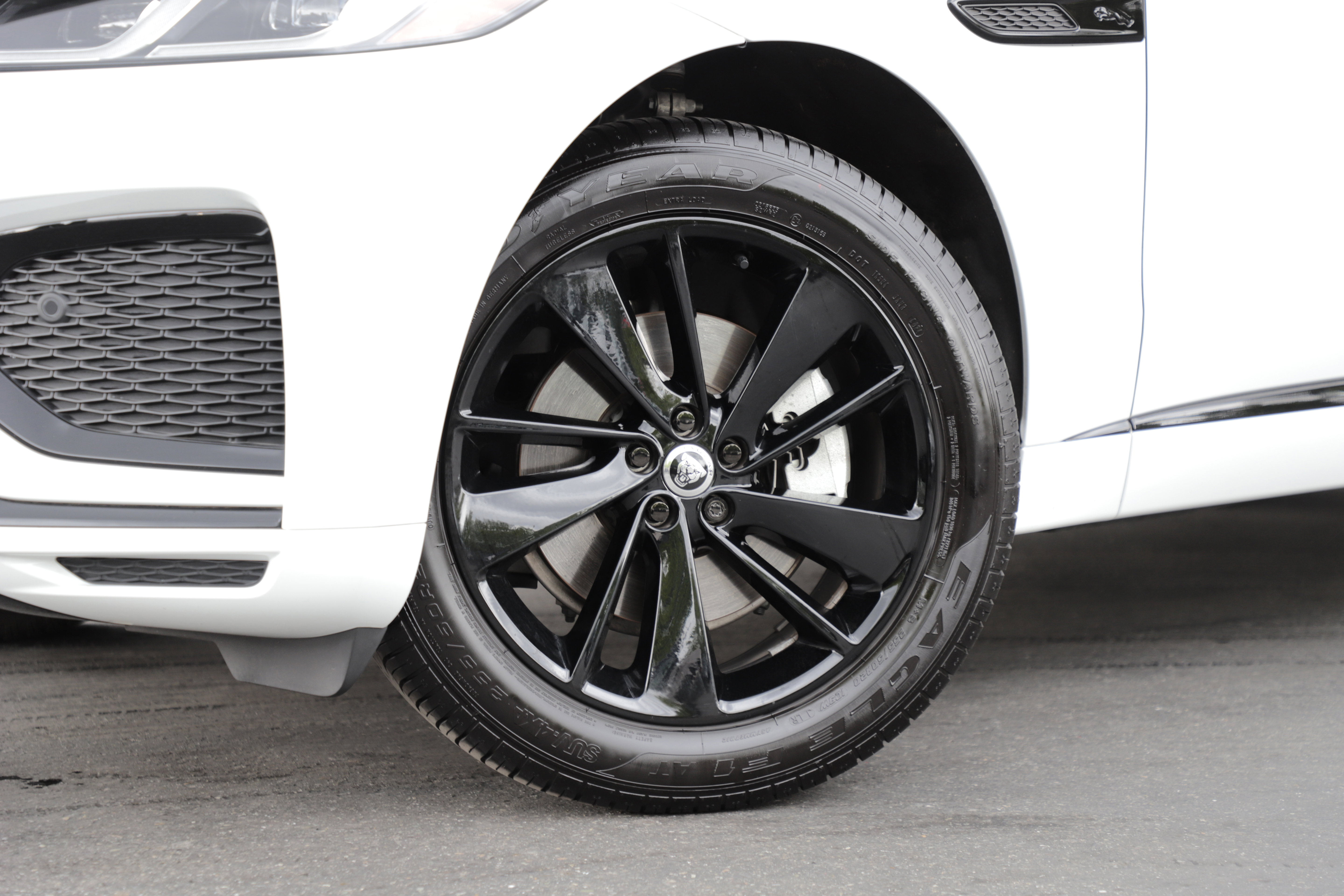 Certified 2025 Jaguar F-PACE R-Dynamic S AWD/4WD image 2
