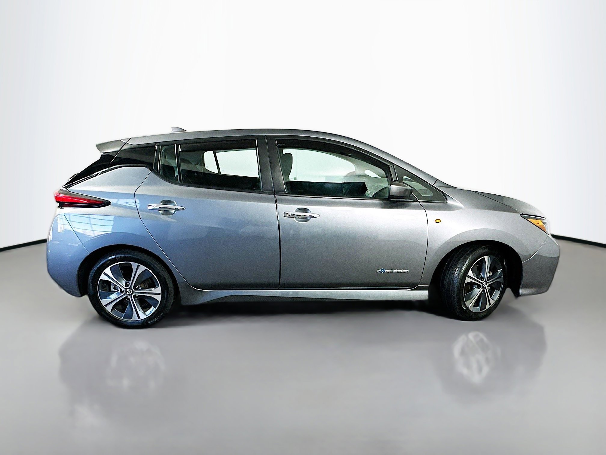 Used 2018 Nissan Leaf SV w/ SV Technology Package FWD image 8
