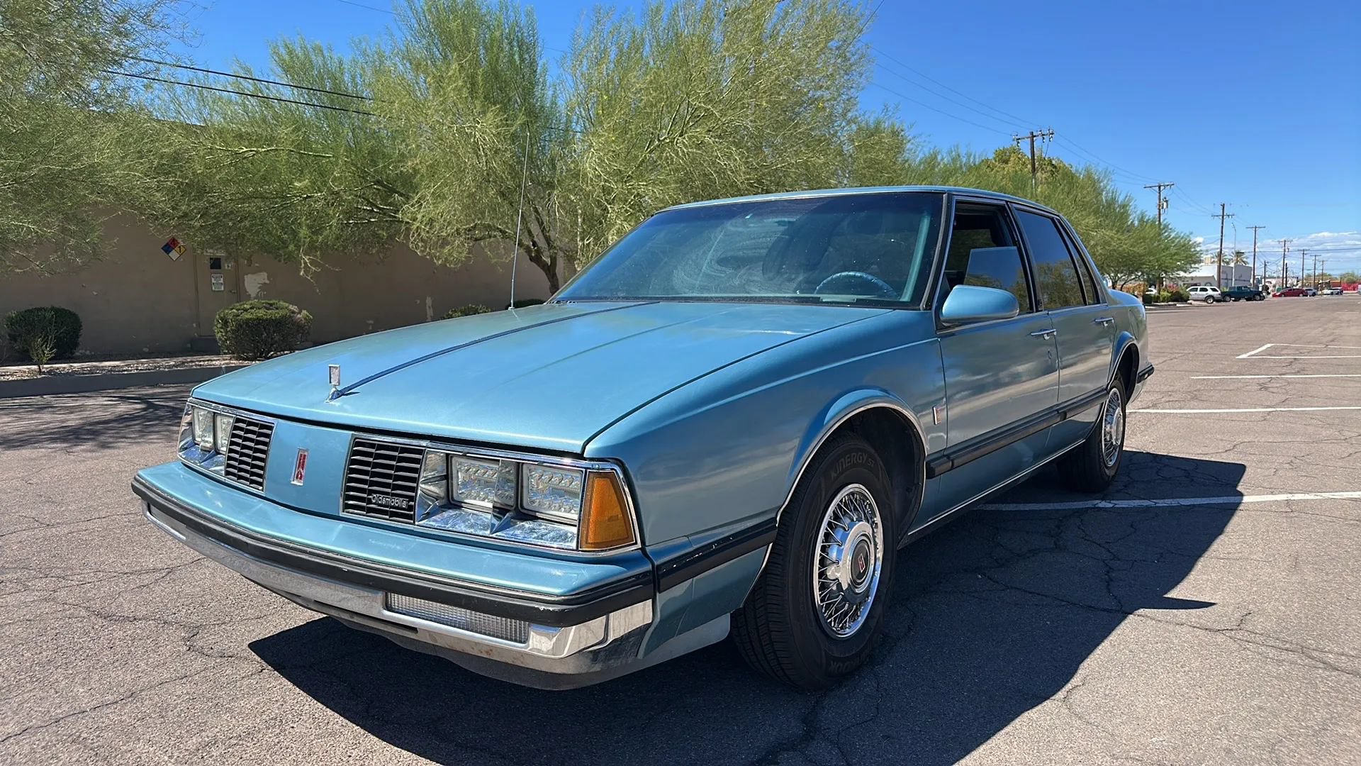 Used 1990 Oldsmobile 88 Royale Brougham FWD image 2